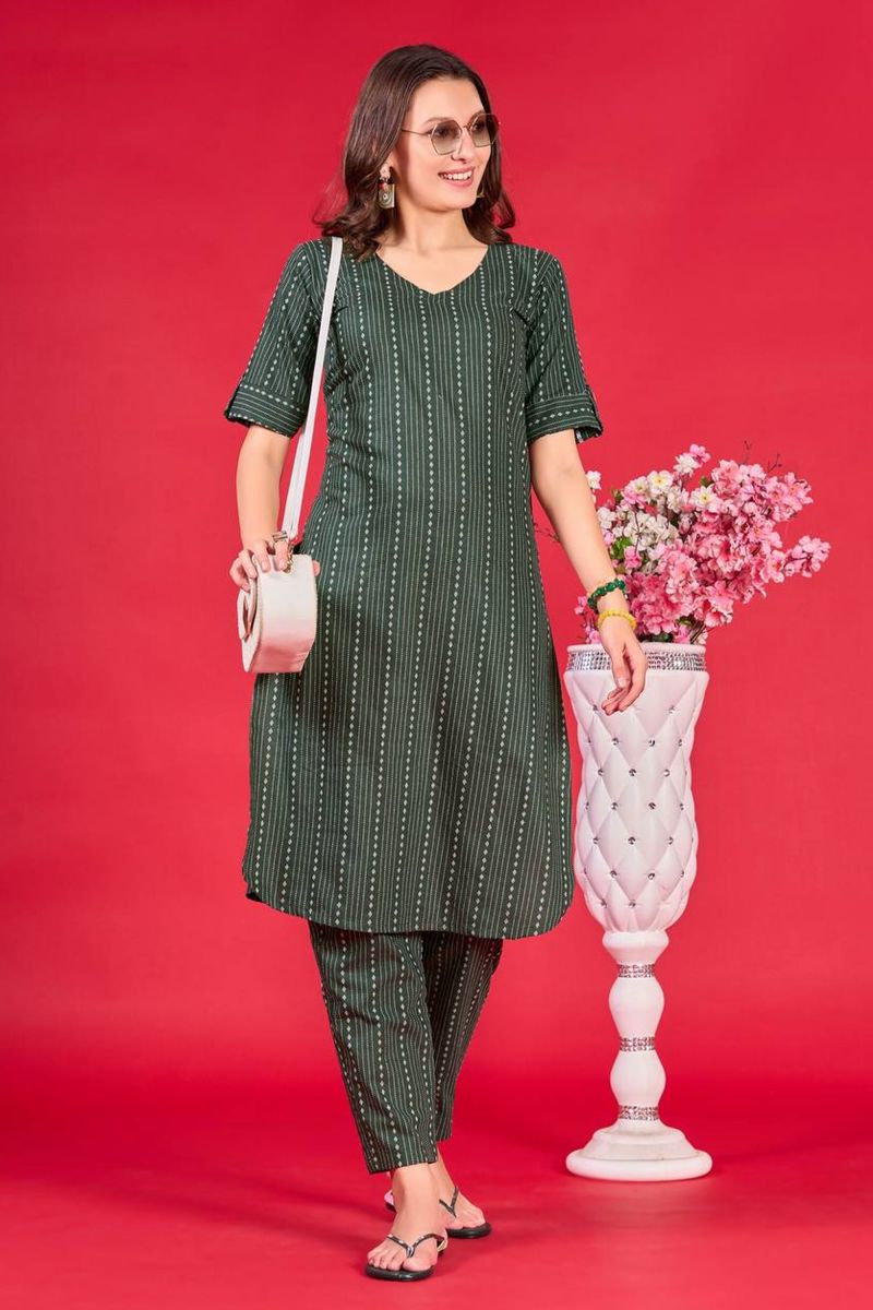 Green Color Cotton Stunning Readymade Casual Kurti With Bottom